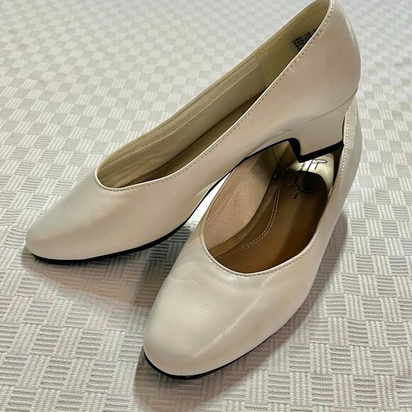 NIB 7.5 Medium Soft Style, A Hush Puppies Company - Picture 2 of 10